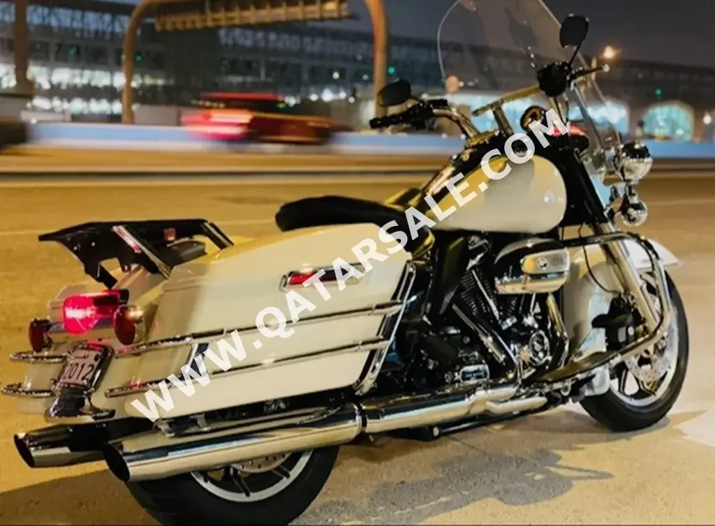 Harley Davidson  Road King Classic -  2017 - Color White