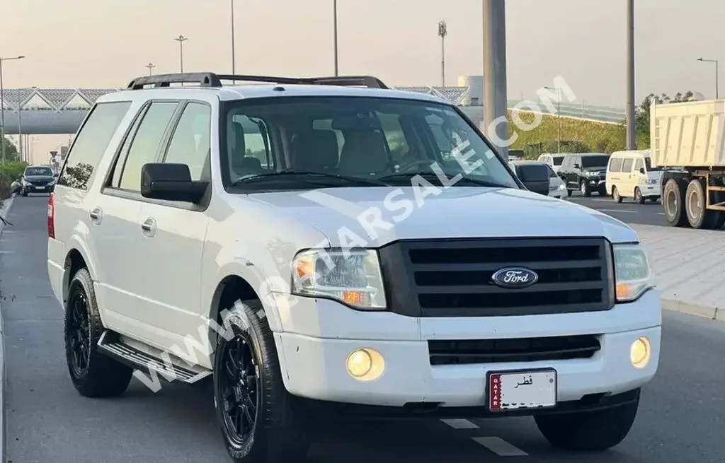 Ford  Expedition  XLT  2011  Automatic  93,000 Km  8 Cylinder  Four Wheel Drive (4WD)  SUV  White