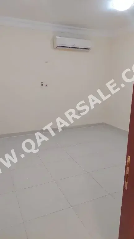 2 غرف نوم  شقة  للايجار  في الدوحة -  فريج كليب  نصف مفروشة