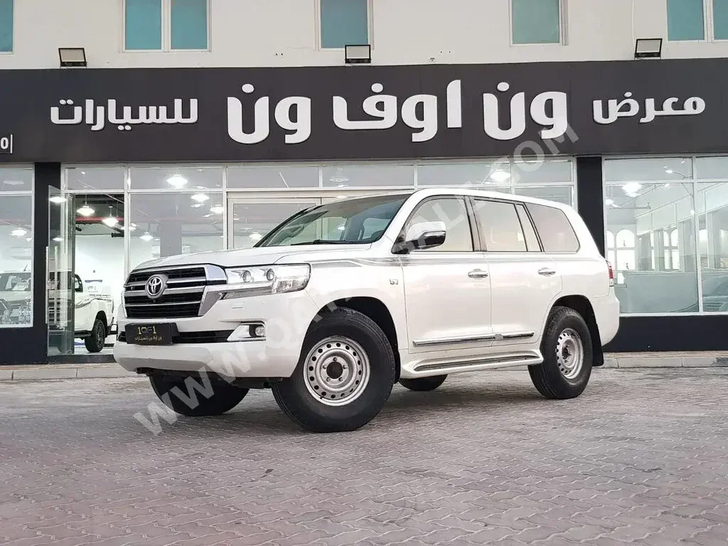 Toyota  Land Cruiser  VXR  2016  Automatic  297,000 Km  8 Cylinder  Four Wheel Drive (4WD)  SUV  White  With Warranty