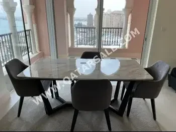 طاولة طعام مع كراسي  - اللون الرمادي