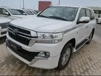 Toyota  Land Cruiser  VXR  2016  Automatic  277,000 Km  8 Cylinder  Four Wheel Drive (4WD)  SUV  White  With Warranty