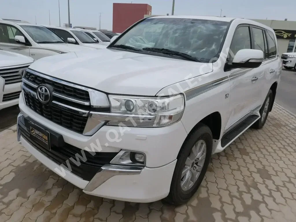 Toyota  Land Cruiser  VXR  2016  Automatic  277,000 Km  8 Cylinder  Four Wheel Drive (4WD)  SUV  White  With Warranty