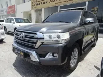 Toyota  Land Cruiser  GXR  2016  Automatic  187,000 Km  8 Cylinder  Four Wheel Drive (4WD)  SUV  Gray  With Warranty