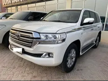 Toyota  Land Cruiser  VXR  2017  Automatic  124,000 Km  8 Cylinder  Four Wheel Drive (4WD)  SUV  White  With Warranty