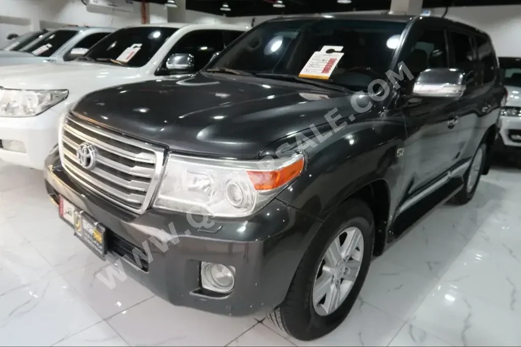 Toyota  Land Cruiser  VXR  2012  Automatic  274,000 Km  8 Cylinder  Four Wheel Drive (4WD)  SUV  Gray  With Warranty