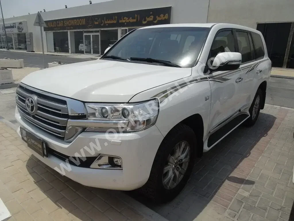 Toyota  Land Cruiser  VXR  2017  Automatic  181,000 Km  8 Cylinder  Four Wheel Drive (4WD)  SUV  White  With Warranty