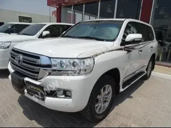 Toyota  Land Cruiser  GXR  2018  Automatic  102,000 Km  8 Cylinder  Four Wheel Drive (4WD)  SUV  White  With Warranty