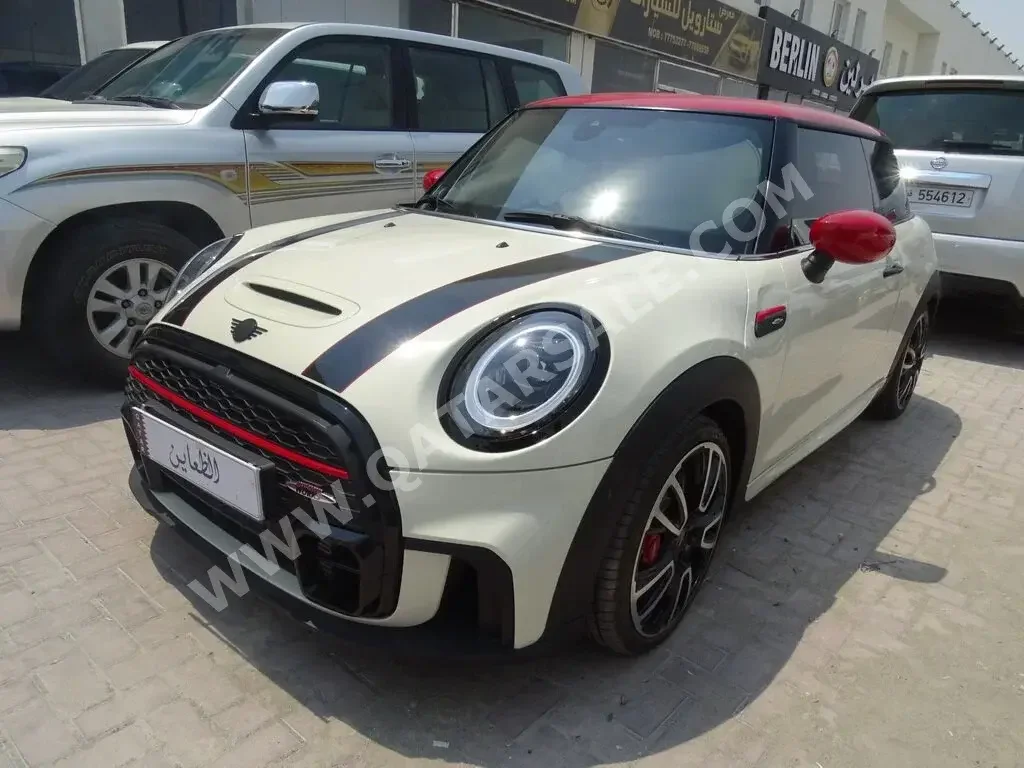 Mini  Cooper  2023  Automatic  1,000 Km  4 Cylinder  Front Wheel Drive (FWD)  Hatchback  Beige  With Warranty