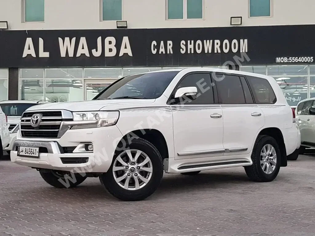 Toyota  Land Cruiser  GXR  2017  Automatic  295,000 Km  8 Cylinder  Four Wheel Drive (4WD)  SUV  White  With Warranty
