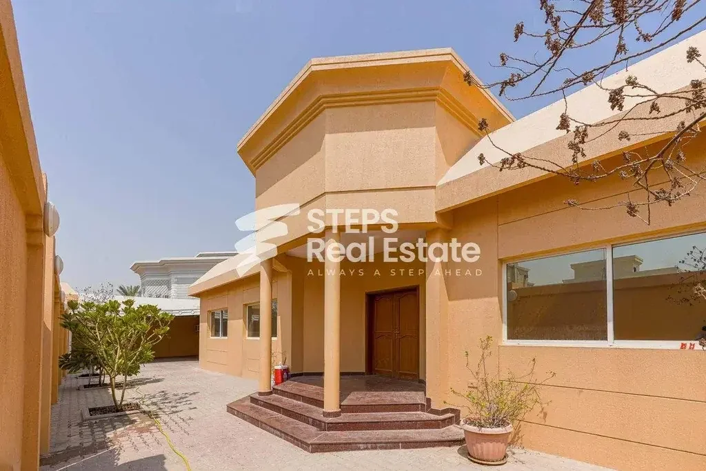 Family Residential  - Semi Furnished  - Doha  - Al Maamoura  - 3 Bedrooms