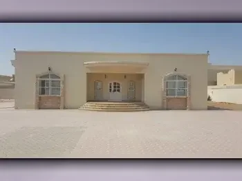 Family Residential  - Not Furnished  - Doha  - Nuaija  - 3 Bedrooms