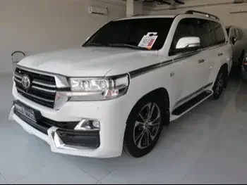 Toyota  Land Cruiser  VXS  2016  Automatic  282,000 Km  8 Cylinder  Four Wheel Drive (4WD)  SUV  White  With Warranty