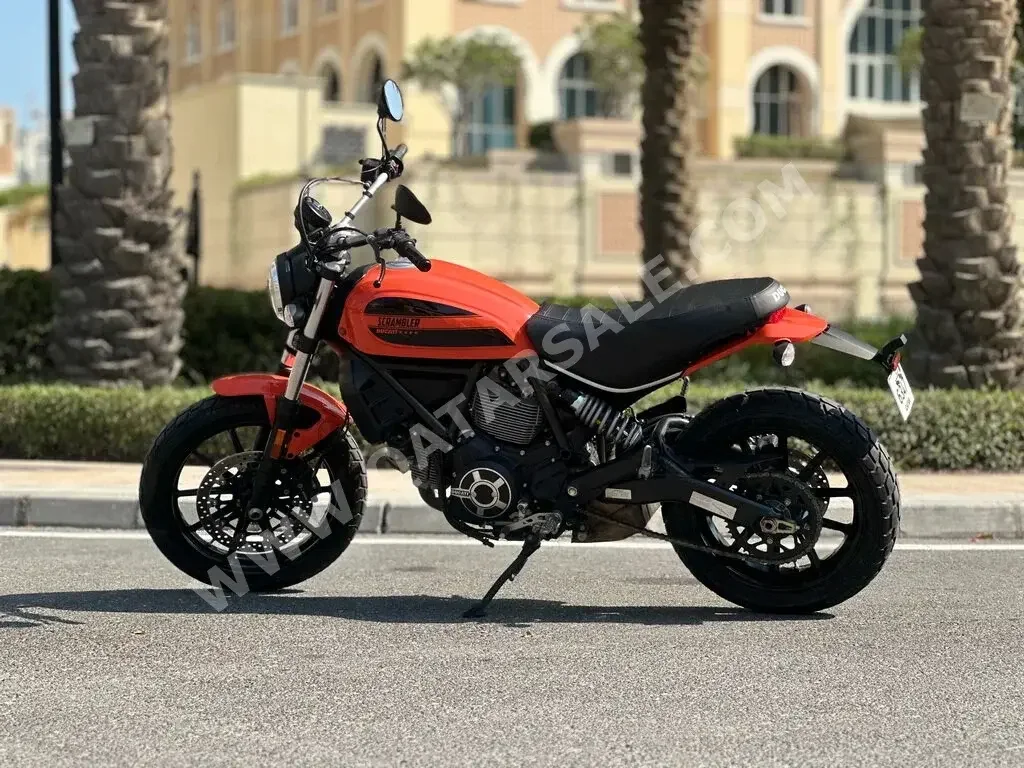 Ducati  Scrambler Sixty 2 -  2017 - Color Orange & Black