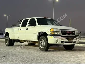 GMC  Sierra  3500  2004  Automatic  229,000 Km  8 Cylinder  Four Wheel Drive (4WD)  Pick Up  White