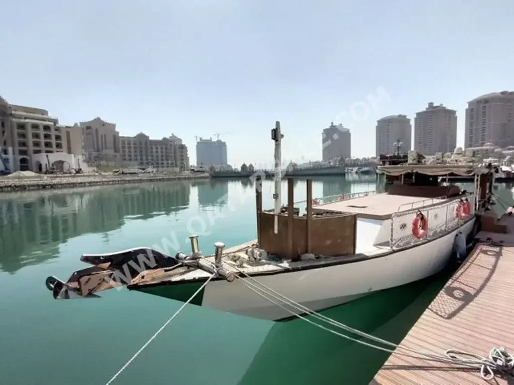 قارب خشب لنج فايبر الطول 65 قدم  أبيض  2013  الإمارات العربية المتحدة  2  فولفو بنتا  مع موقف