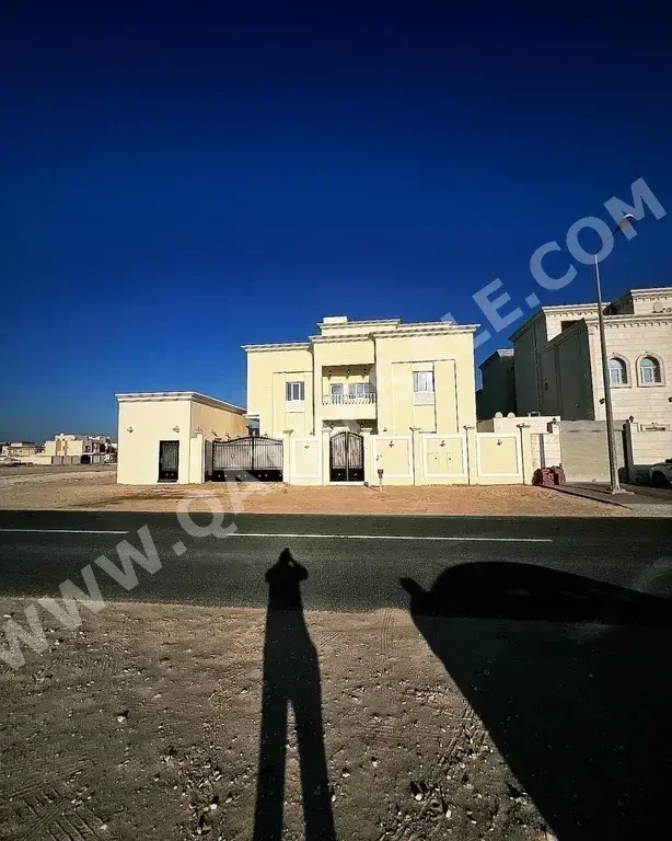 Family Residential  - Not Furnished  - Al Wakrah  - 8 Bedrooms