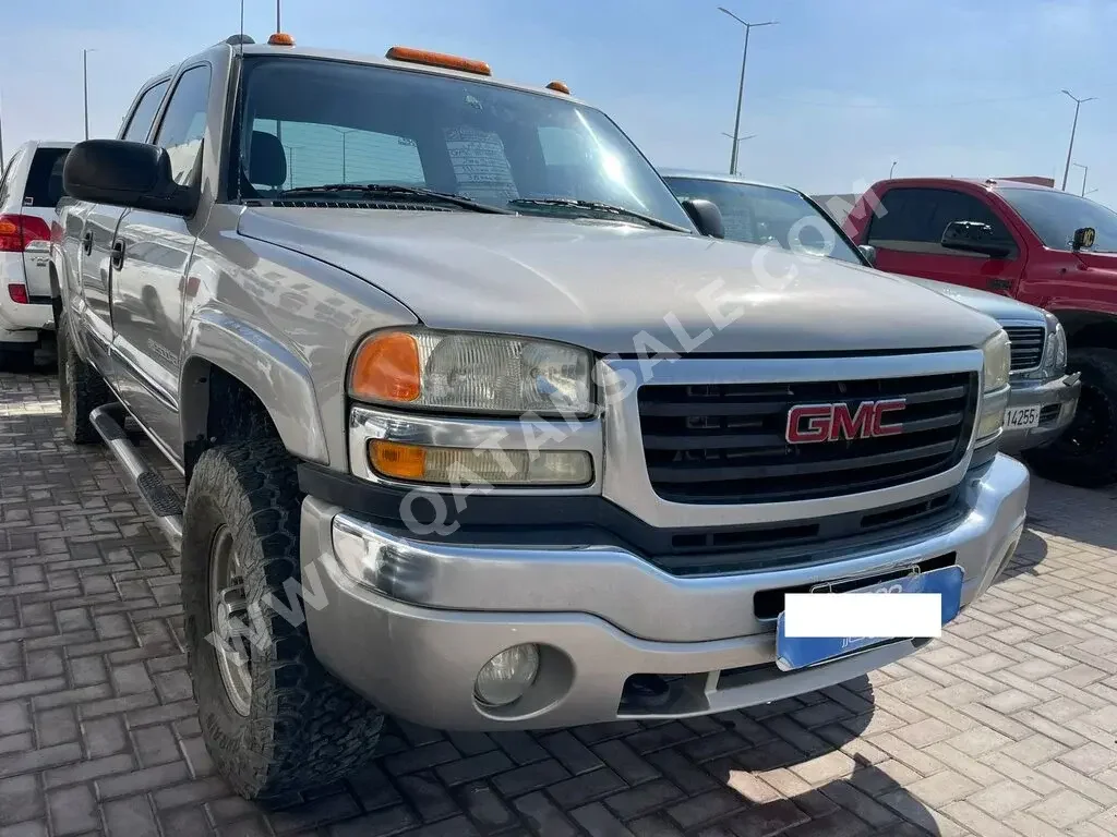 GMC  Sierra  2500 HD  2005  Automatic  111,000 Km  8 Cylinder  Four Wheel Drive (4WD)  Pick Up  Silver