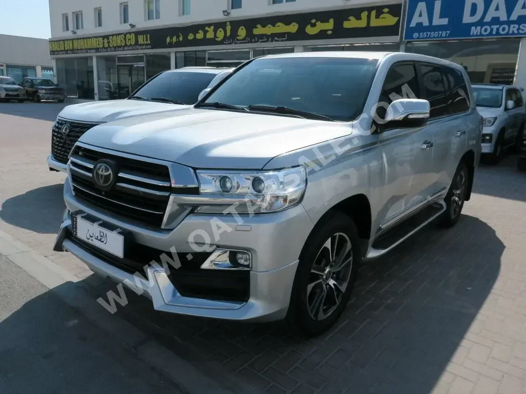 Toyota  Land Cruiser  VXR- Grand Touring S  2017  Automatic  163,000 Km  8 Cylinder  Four Wheel Drive (4WD)  SUV  Silver