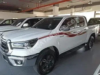 Toyota  Hilux  2022  Automatic  11,000 Km  4 Cylinder  Four Wheel Drive (4WD)  Pick Up  White  With Warranty