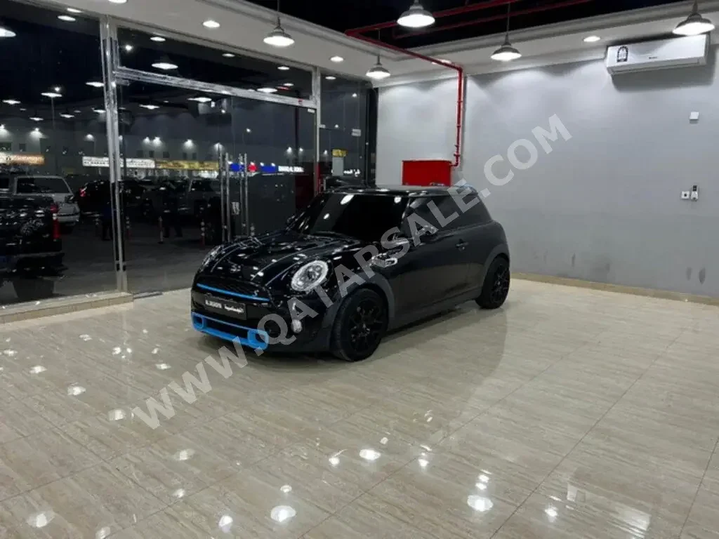 Mini  Cooper  S  2017  Automatic  166,000 Km  4 Cylinder  Front Wheel Drive (FWD)  Hatchback  Black