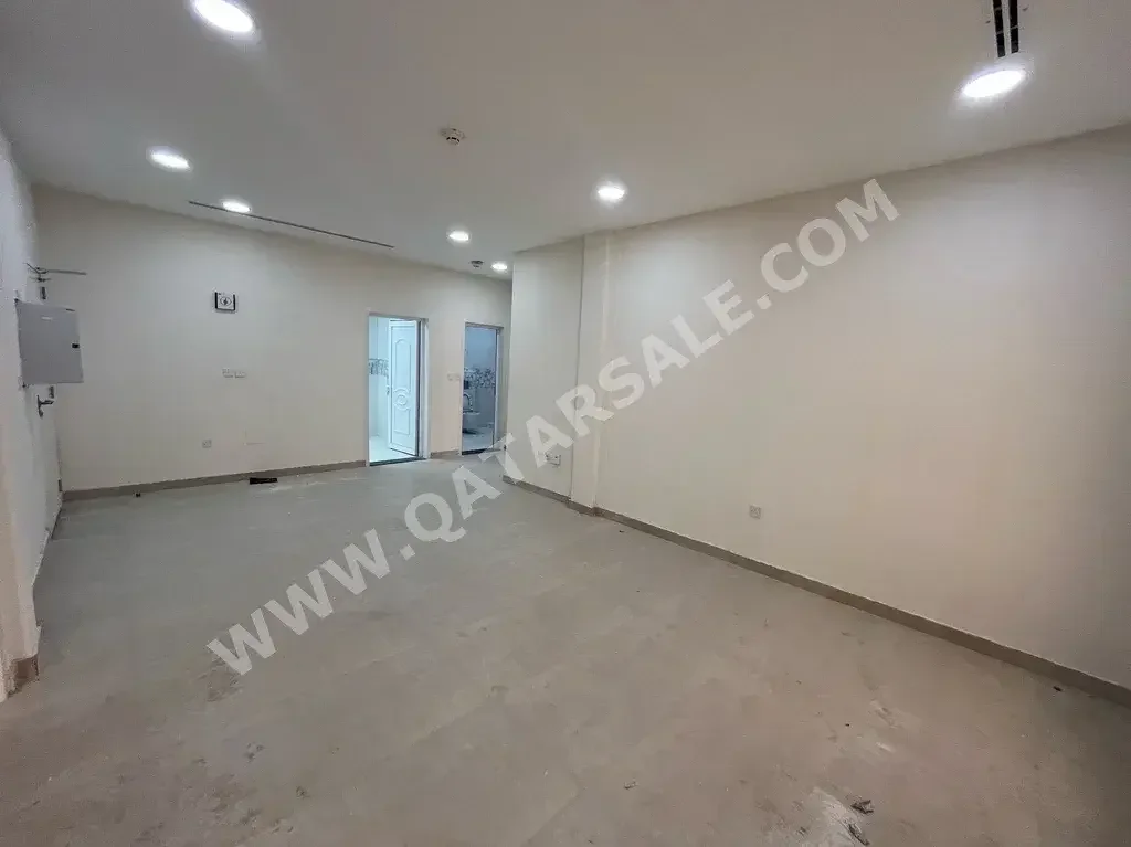 Family Residential  - Not Furnished  - Al Daayen  - Umm Qarn  - 2 Bedrooms