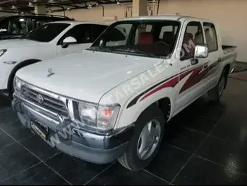Toyota  Hilux  2001  Manual  70,000 Km  4 Cylinder  Four Wheel Drive (4WD)  Pick Up  White