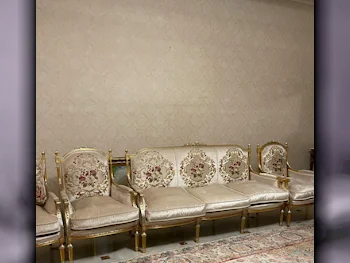 الأرائك والكنب والكراسي كنبة بثلاث مثاعد و 4 كراسي بذراعين  قماش  متعدد الألوان  مع طاولة  وطاولات جانبية