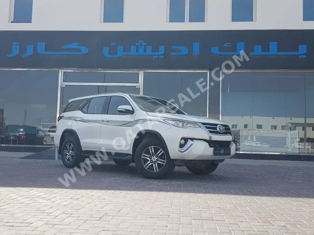 Toyota  Fortuner  2017  Automatic  165,000 Km  4 Cylinder  Four Wheel Drive (4WD)  SUV  White