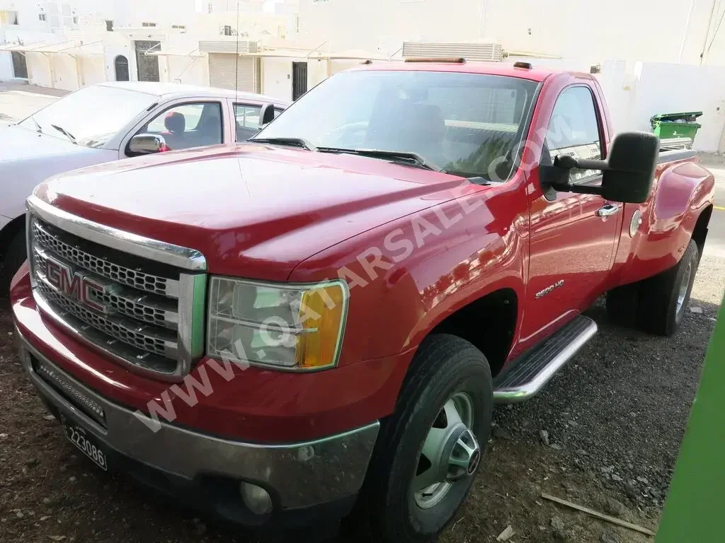 GMC  Sierra  3500 HD  2010  Automatic  37,000 Km  8 Cylinder  Four Wheel Drive (4WD)  Pick Up  Red