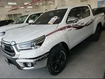 Toyota  Hilux  SR5  2022  Automatic  37,000 Km  4 Cylinder  Four Wheel Drive (4WD)  Pick Up  White  With Warranty
