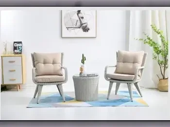 الأرائك والكنب والكراسي كرسيان بذراع واحد مع طاولة جانبية  - اللون البيج
