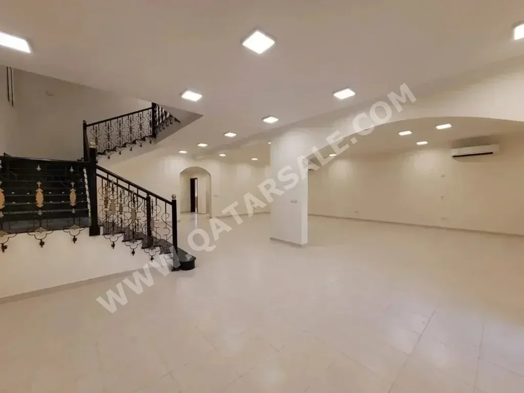 Family Residential  - Not Furnished  - Doha  - Al Maamoura  - 6 Bedrooms