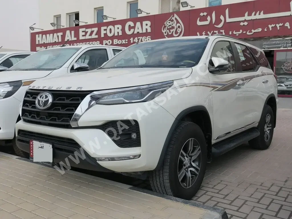 Toyota  Fortuner  SR5  2022  Automatic  50,000 Km  6 Cylinder  Four Wheel Drive (4WD)  SUV  White  With Warranty