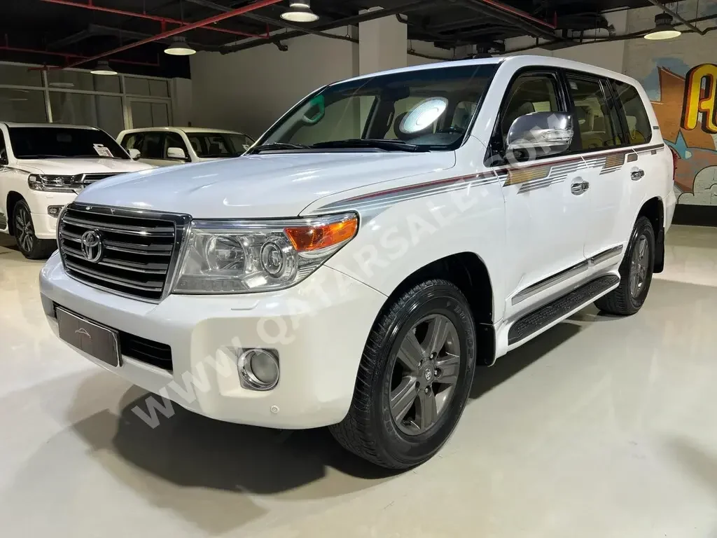 Toyota  Land Cruiser  GXR  2015  Automatic  266,000 Km  8 Cylinder  Four Wheel Drive (4WD)  SUV  White