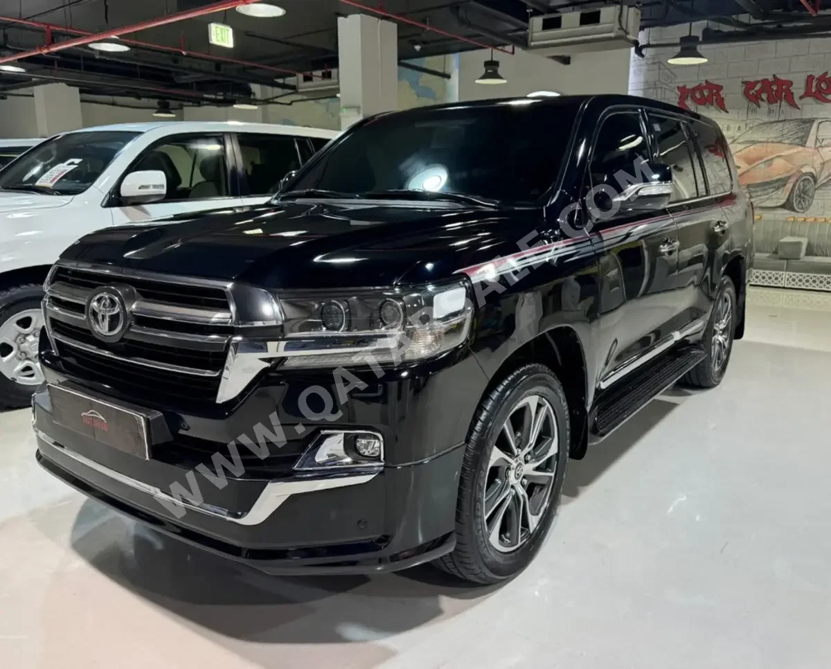 Toyota  Land Cruiser  GXR- Grand Touring  2020  Automatic  174,000 Km  8 Cylinder  Four Wheel Drive (4WD)  SUV  Black