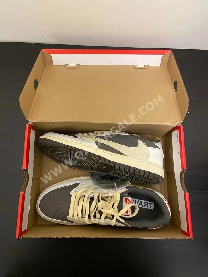 Shoes Nike ( Air Jordon )  Beige Size 44  Qatar  Men