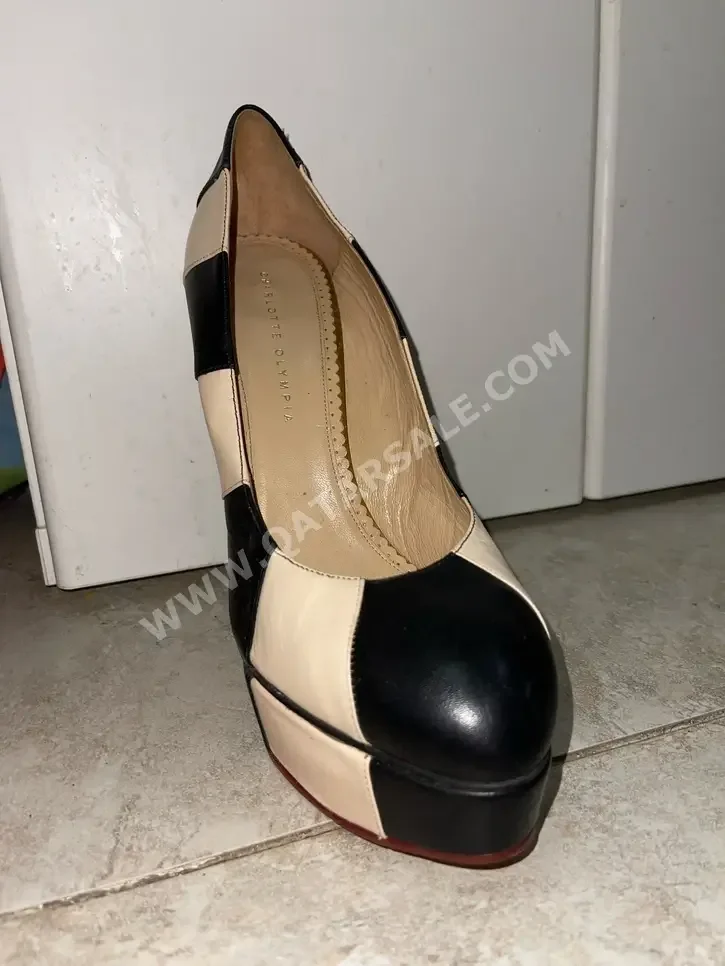أحذية فيرو كويو  جلد اصلي  متعدد الألوان مقاس 42  ايطاليا  نسائي