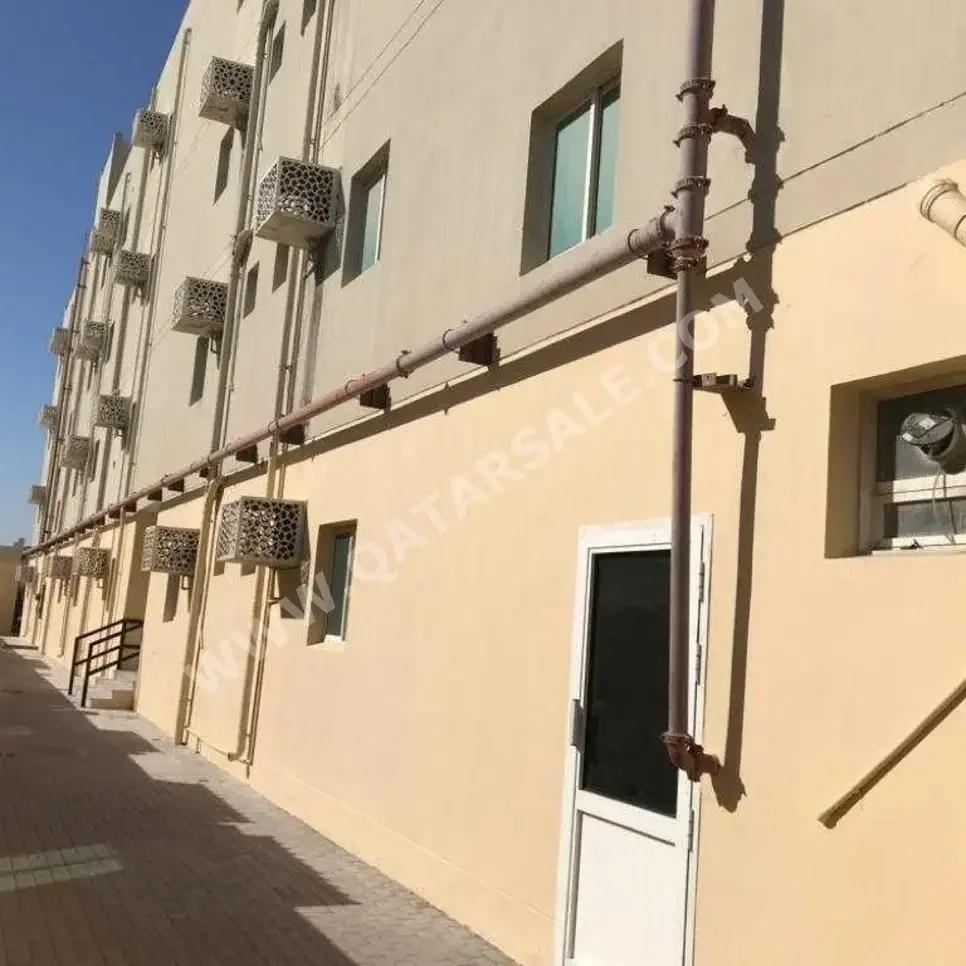 سكن عمال الدوحة  المنطقة الصناعية  22 غرف نوم  يشمل الماء والكهرباء
