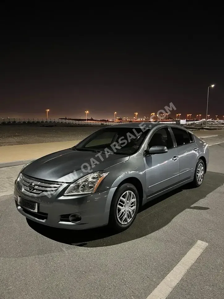 Nissan  Altima  2.5 S  2011  Automatic  215,000 Km  4 Cylinder  Front Wheel Drive (FWD)  Sedan  Gray
