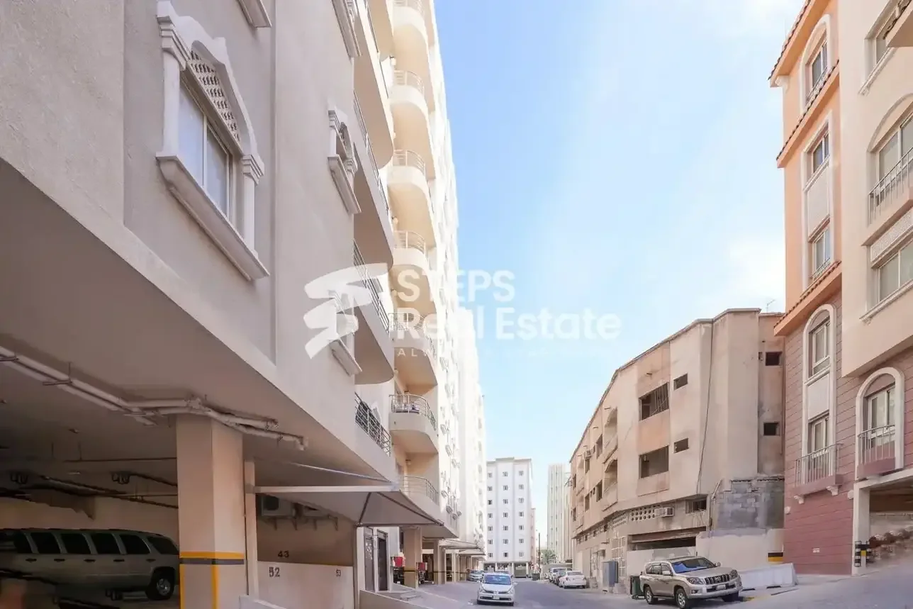 مباني ,ابراج ومجمعات سكن عائلي  الدوحة  نجمة  للبيع