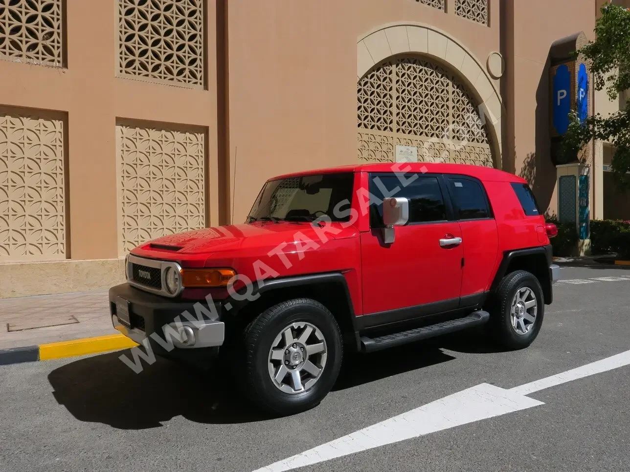 Toyota  FJ Cruiser  2015  Automatic  84,000 Km  6 Cylinder  Four Wheel Drive (4WD)  SUV  Red