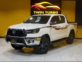 Toyota  Hilux  SR5  2022  Automatic  2,800 Km  4 Cylinder  Four Wheel Drive (4WD)  Pick Up  White  With Warranty