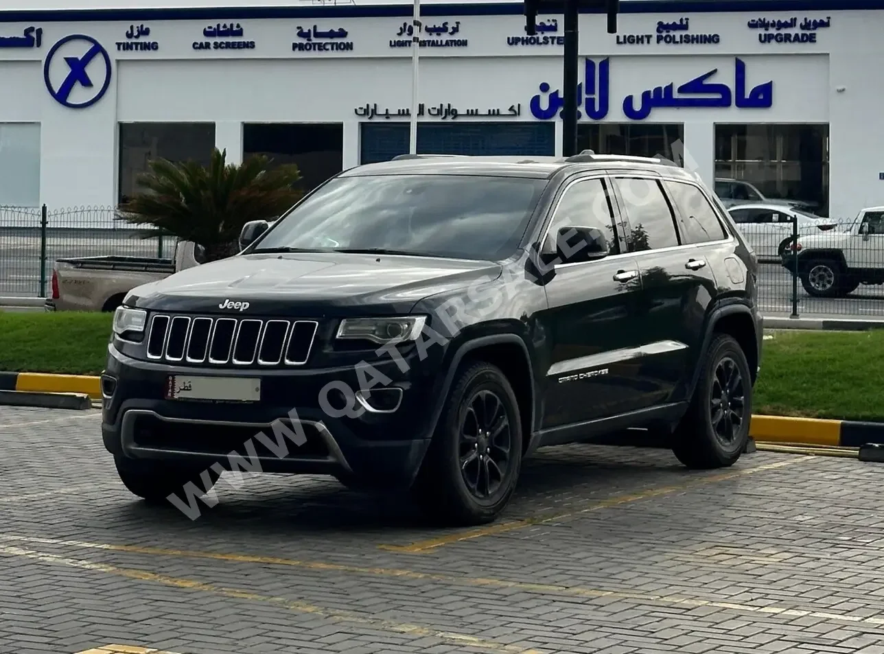 Jeep  Grand Cherokee  Limited  2016  Automatic  220,000 Km  8 Cylinder  Four Wheel Drive (4WD)  SUV  Black