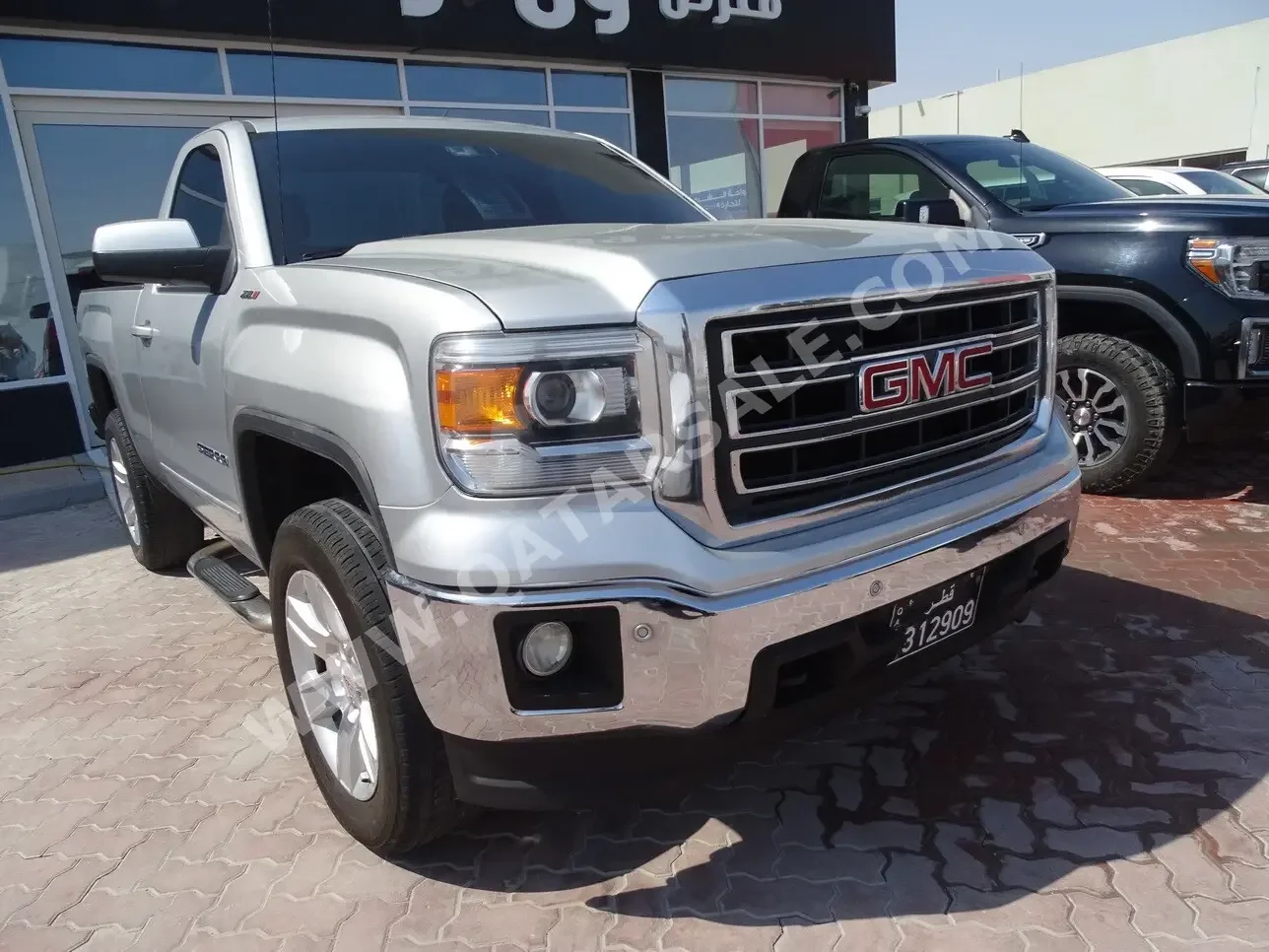 GMC  Sierra  SLE  2014  Automatic  186,000 Km  8 Cylinder  Four Wheel Drive (4WD)  Pick Up  Silver