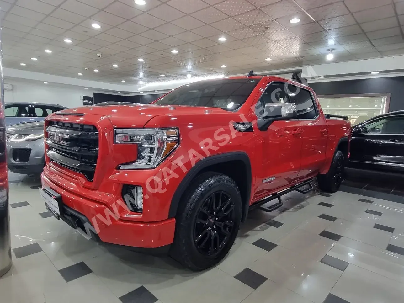 GMC  Sierra  2022  Automatic  13,000 Km  8 Cylinder  Four Wheel Drive (4WD)  Pick Up  Red