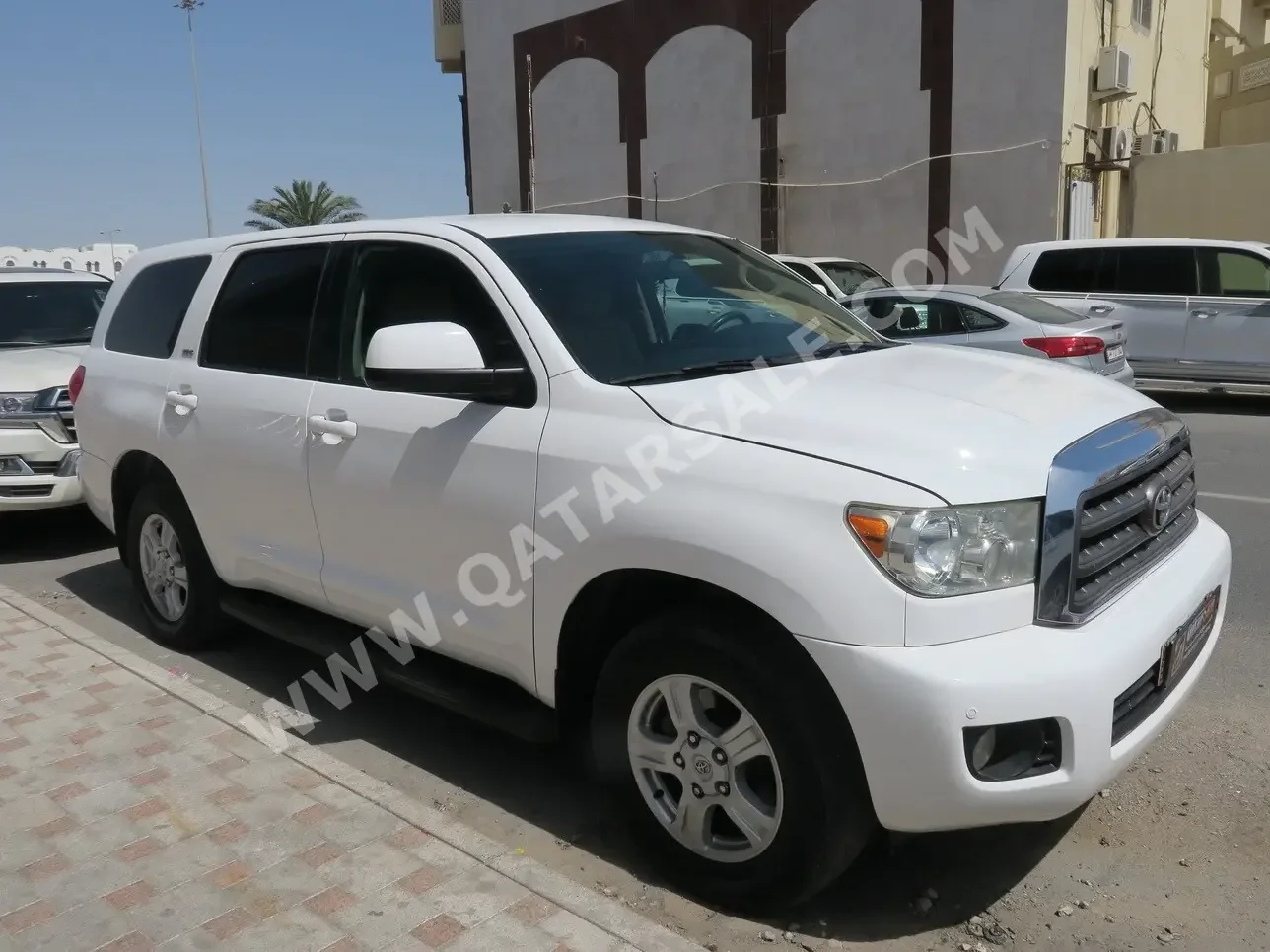 Toyota  Sequoia  2014  Automatic  127,000 Km  8 Cylinder  Four Wheel Drive (4WD)  SUV  White