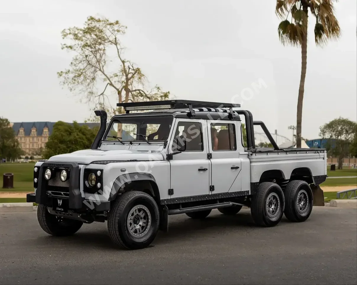 Land Rover  Defender  2000  Automatic  160 Km  8 Cylinder  Four Wheel Drive (4WD)  Pick Up  Silver