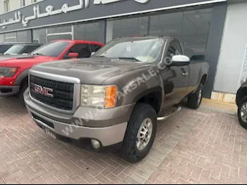 GMC  Sierra  2500 HD  2013  Automatic  257,000 Km  8 Cylinder  Four Wheel Drive (4WD)  Pick Up  Gray