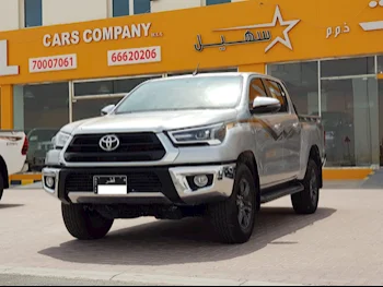 Toyota  Hilux  SR5  2024  Automatic  8,000 Km  4 Cylinder  Four Wheel Drive (4WD)  Pick Up  Gray  With Warranty